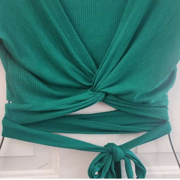 Hollister green top that wraps around the stomach, size MED super cute like new - Picture 3 of 4